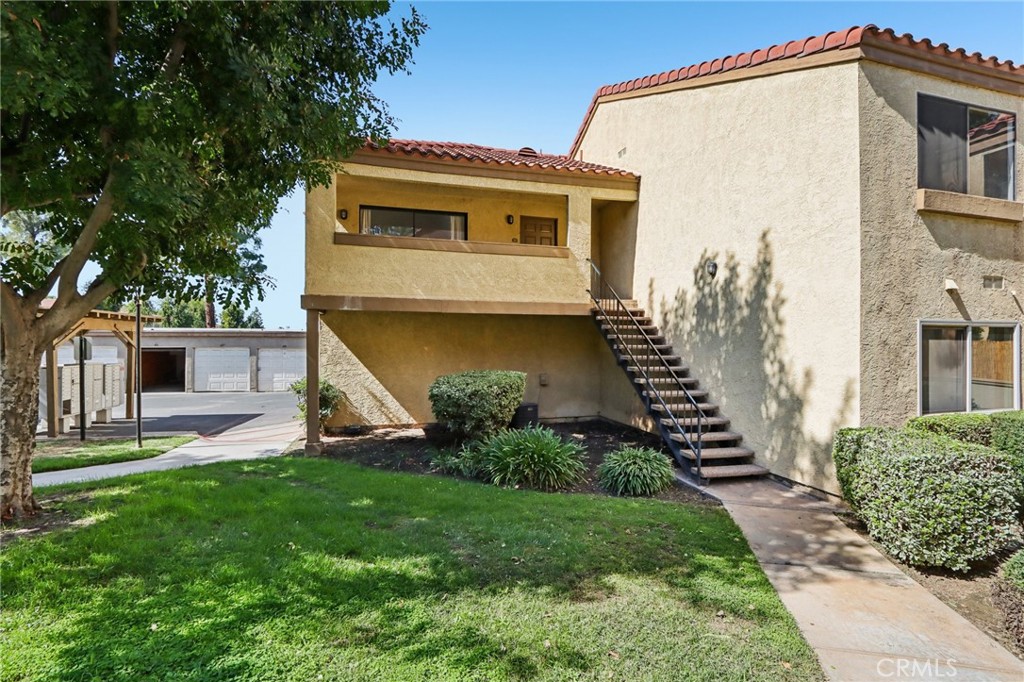1142 W Blaine #201