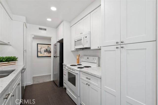 540 Kelton Avenue, Los Angeles CA: https://media.crmls.org/medias/bfec37c1-01c3-43ad-b2f2-afcc8ba606d1.jpg