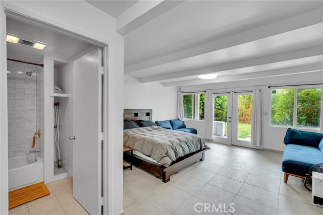 2025 Navy Street, Santa Monica CA: https://media.crmls.org/medias/bfee1b2a-fbff-4cc1-b42f-532f7c072cd5.jpg