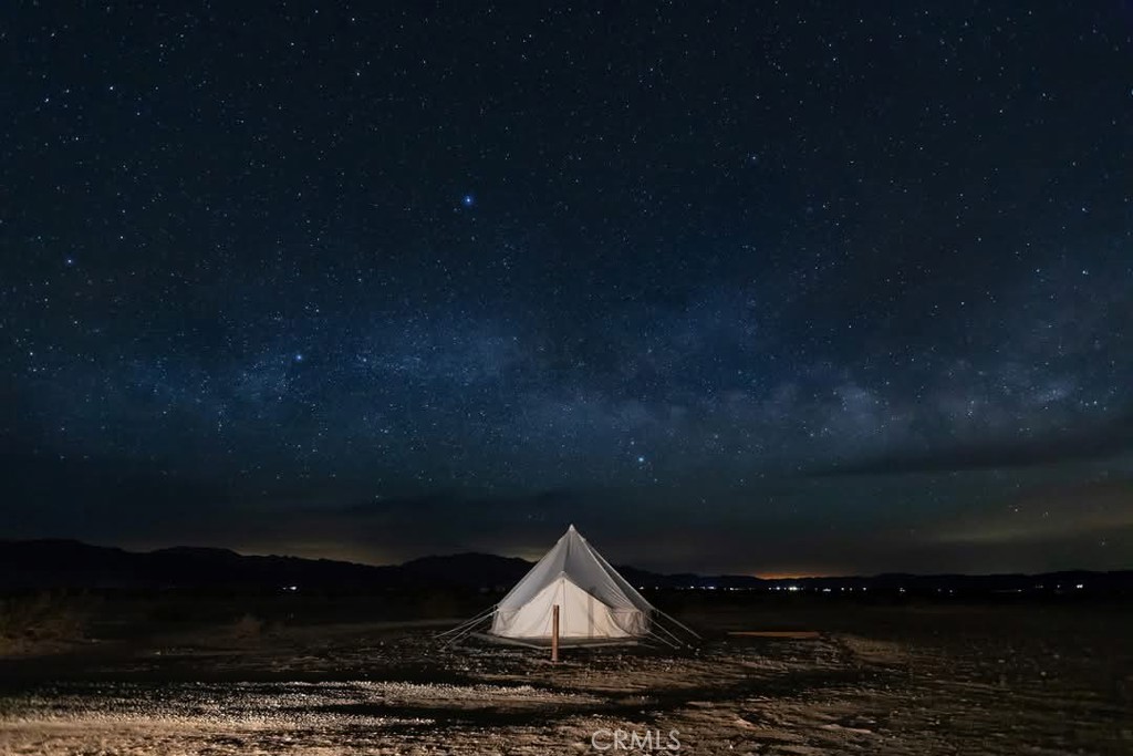 https://media.crmls.org/medias/bfeeb982-f838-4286-a111-a402777e2721.jpg?preset=X-Large