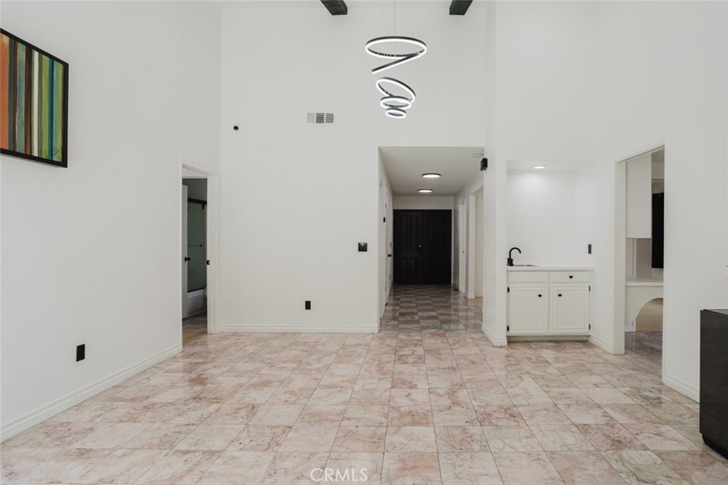 https://media.crmls.org/medias/bff04d2c-77ff-4e3c-ab4f-7e2c9258bd9a.jpg?preset=X-Large