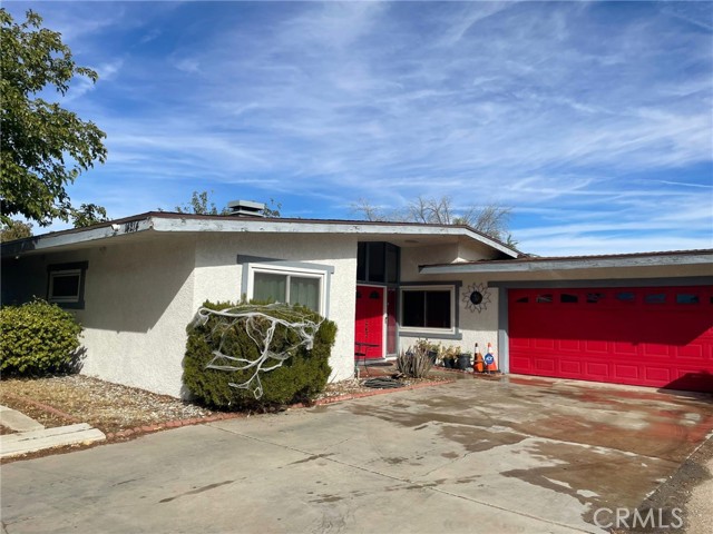 Detail Gallery Image 2 of 14 For 14214 Canterbury Dr, Victorville,  CA 92395 - 4 Beds | 2 Baths