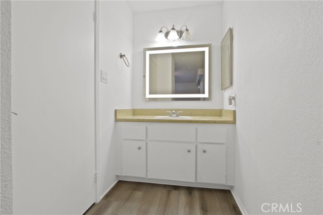 Detail Gallery Image 6 of 11 For 1345 Cabrillo Park Dr #J08,  Santa Ana,  CA 92701 - 1 Beds | 1 Baths