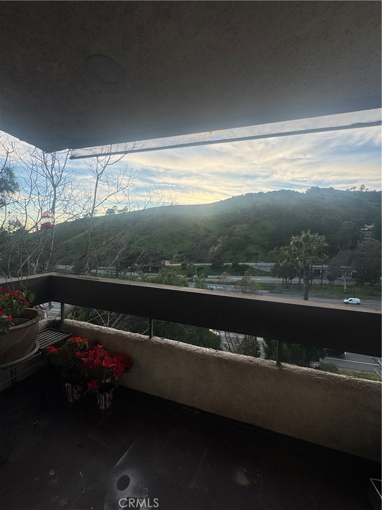 https://media.crmls.org/medias/bff55189-f78f-4090-9d5f-ed888d060728.jpg?preset=X-Large