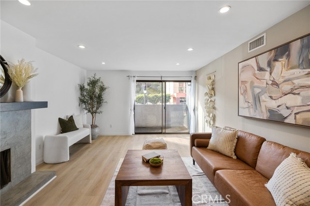 1940 N Highland Avenue, Los Angeles CA: https://media.crmls.org/medias/bff6e2e3-c169-401b-8502-920c222dbce3.jpg