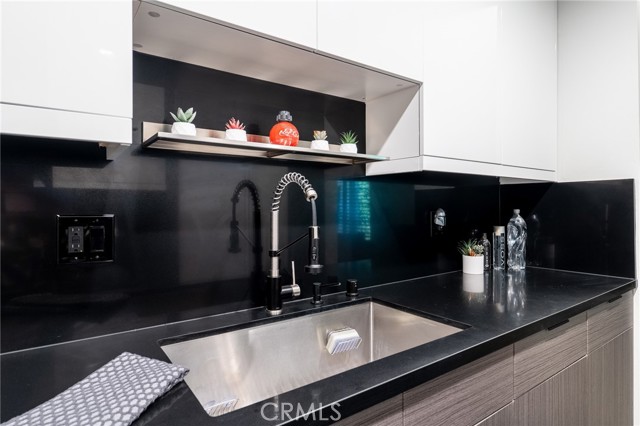 927 N Kings Road, West Hollywood CA: https://media.crmls.org/medias/bffcaf67-0ce2-4eb2-97b6-2f63bc7fd011.jpg