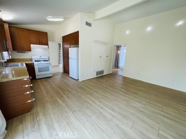 Detail Gallery Image 13 of 27 For 9722 Geyser Ave, Northridge,  CA 91324 - 3 Beds | 2 Baths