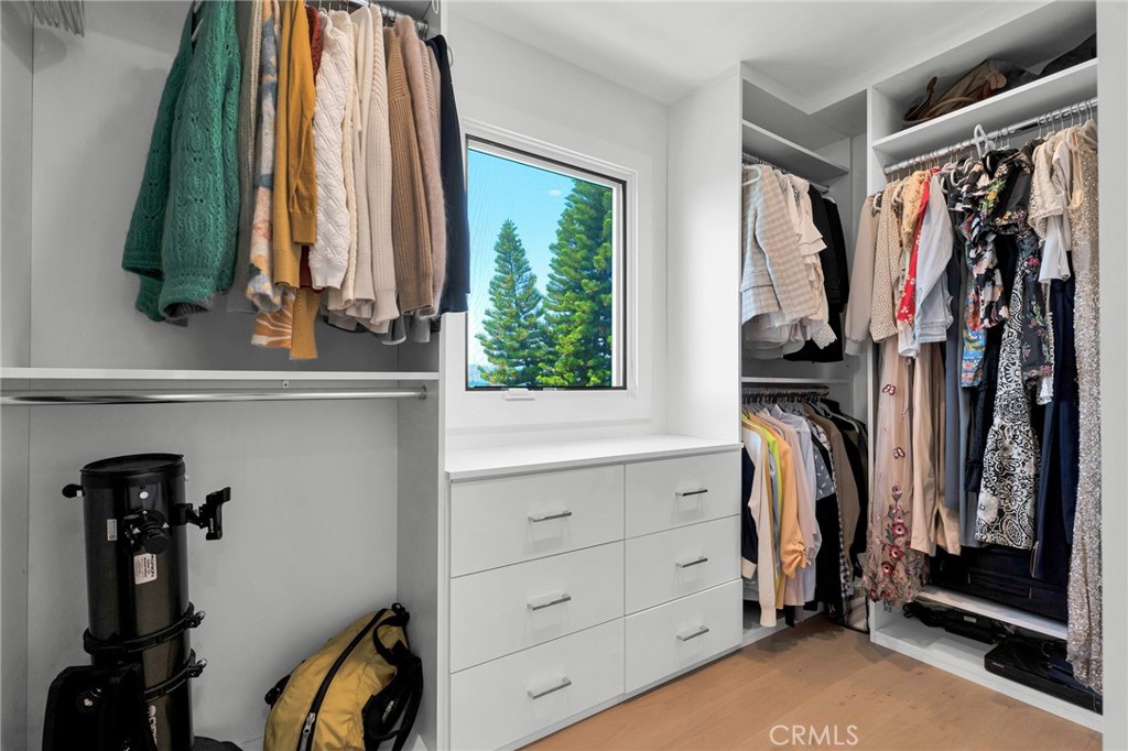 https://media.crmls.org/medias/bffdb85a-96c4-4a59-bfc1-2cca68b3893e.jpg?preset=X-Large