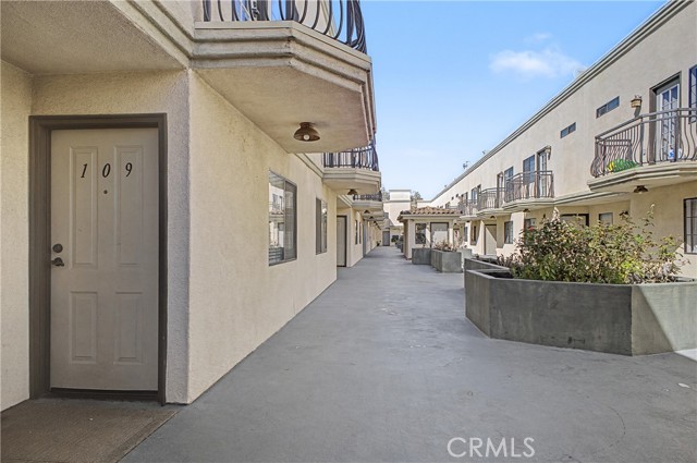 Detail Gallery Image 4 of 29 For 10894 Olinda St #109,  Sun Valley,  CA 91352 - 3 Beds | 3 Baths