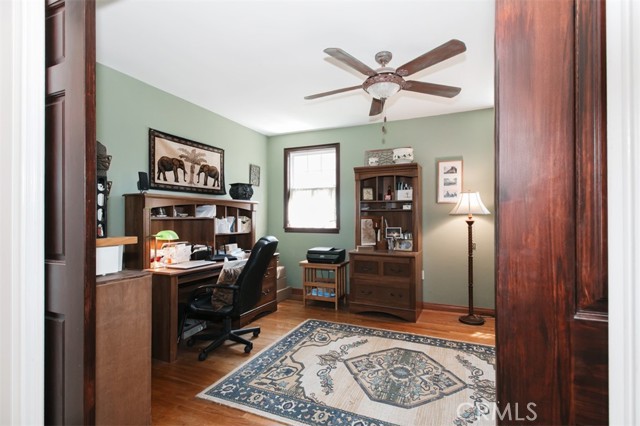 22046 Buena Ventura Street, Woodland Hills CA: https://media.crmls.org/medias/c0045741-6bfa-42ec-8c81-d5169973da98.jpg