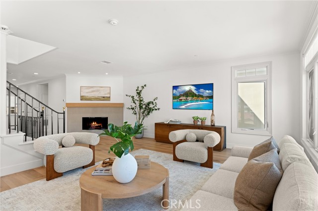 302 Carnation Avenue, Corona del Mar CA: https://media.crmls.org/medias/c0045e16-5c81-4fbe-bc83-0eda7f6f428b.jpg
