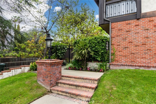 506 W Sierra Madre Boulevard, Sierra Madre CA: https://media.crmls.org/medias/c00a076d-0e9a-4f28-b0bd-9c3570ac9557.jpg