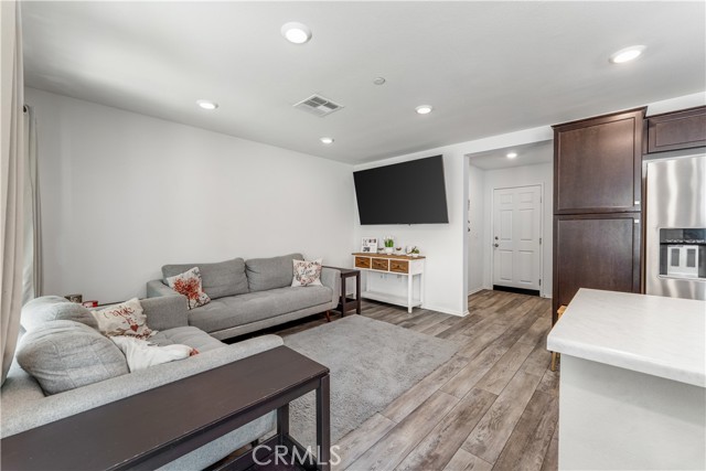 Detail Gallery Image 5 of 59 For 7155 Citrus Ave #315,  Fontana,  CA 92336 - 3 Beds | 2/1 Baths