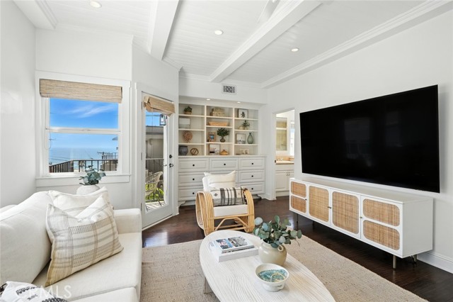 213 Seaview Street, Manhattan Beach CA: https://media.crmls.org/medias/c00c99f7-b1b9-4d49-8e83-945fbbfd0cb4.jpg