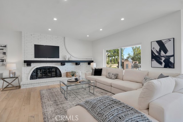 Detail Gallery Image 6 of 30 For 5952 Woodland View Dr, Woodland Hills,  CA 91367 - 5 Beds | 4 Baths