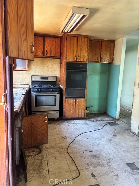 Detail Gallery Image 2 of 5 For 409 W Almond, Compton,  CA 90220 - 3 Beds | 2 Baths