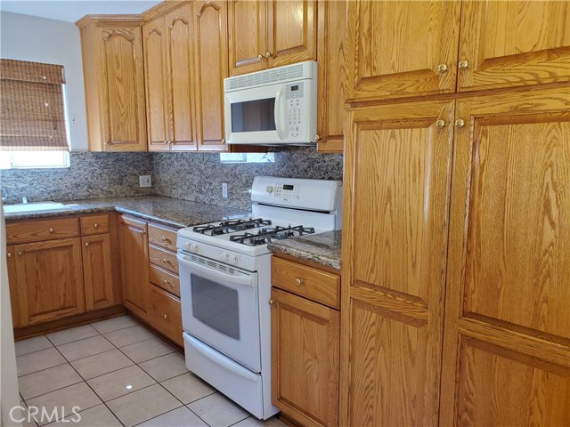 17961 Lull Street, Reseda CA: https://media.crmls.org/medias/c0110c68-2925-4b20-baa1-4a2f7acf46b2.jpg