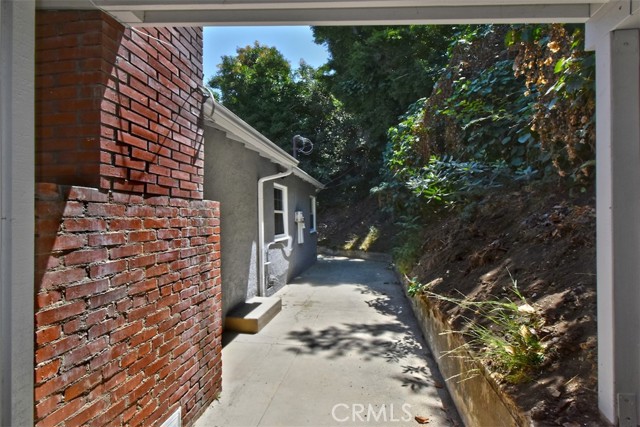 3753 Berry Drive, Studio City CA: https://media.crmls.org/medias/c0133827-b870-4a30-81c1-267b078fce95.jpg