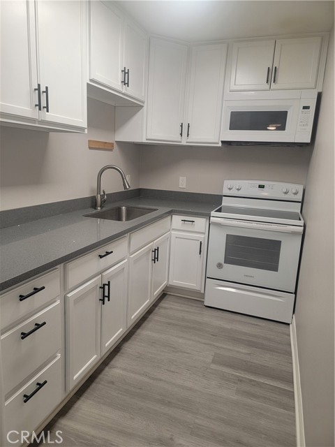 Detail Gallery Image 4 of 10 For 470 N Villa Ct #107,  Palm Springs,  CA 92262 - 1 Beds | 1 Baths