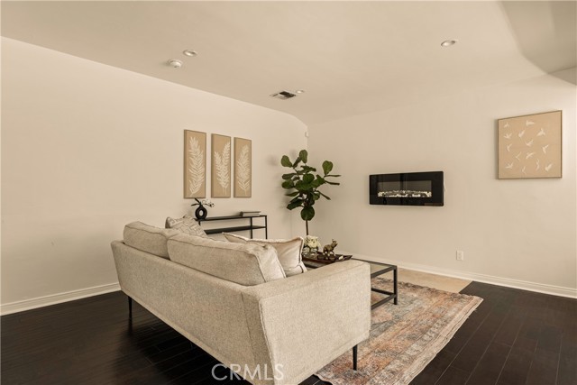 Detail Gallery Image 2 of 22 For 15233 Camarillo St, Sherman Oaks,  CA 91403 - 5 Beds | 4 Baths