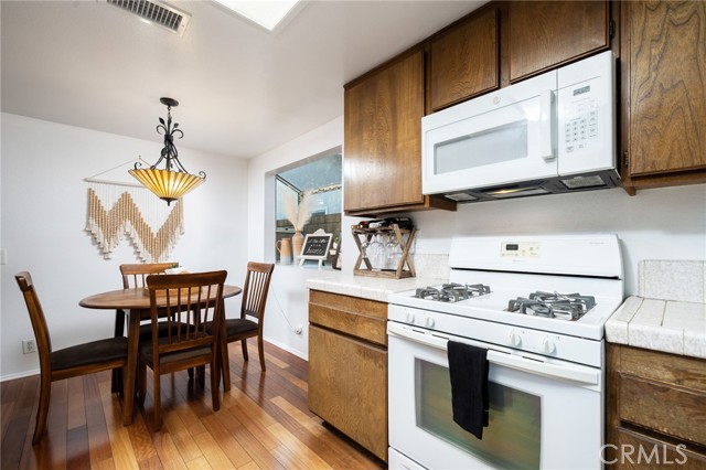 Image 17 of 39 For 5022 Burnaby