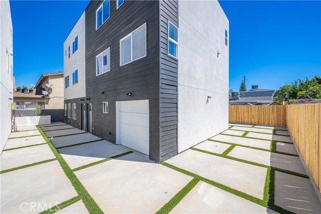 Detail Gallery Image 3 of 29 For 6830 Hazeltine Ave, Van Nuys,  CA 91405 - 4 Beds | 4/1 Baths