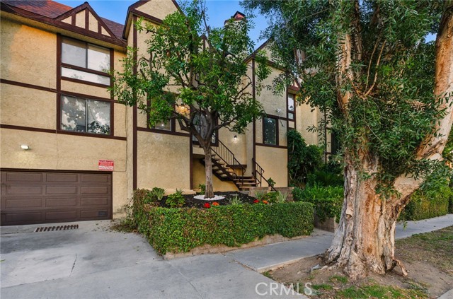 21720 Hart Street, Canoga Park CA: https://media.crmls.org/medias/c0185130-0f9d-4f8c-9425-5d0af55527dd.jpg