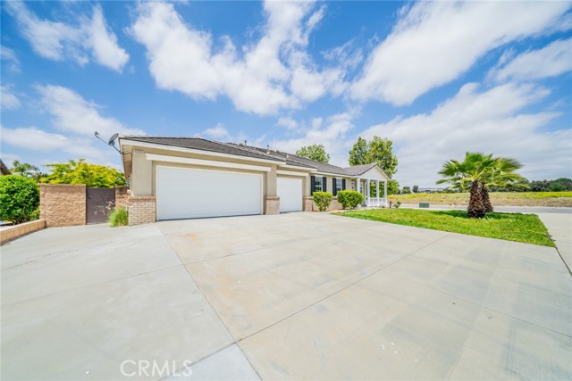 Detail Gallery Image 2 of 43 For 13255 Canterbury Downs Way, Moreno Valley,  CA 92555 - 4 Beds | 2/1 Baths