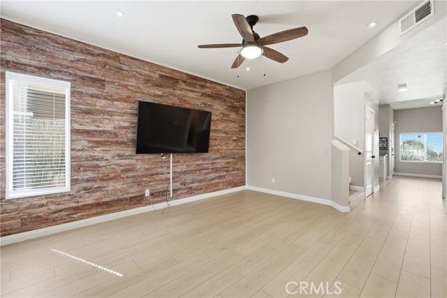 Detail Gallery Image 5 of 28 For 10105 S Main St, Los Angeles,  CA 90003 - 3 Beds | 2/1 Baths