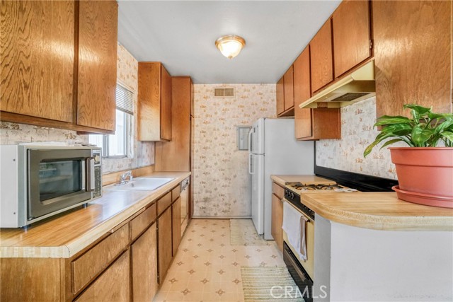 13903 Sherman Way, Van Nuys CA: https://media.crmls.org/medias/c01eb355-af0b-4967-a6b2-c99eed605cbb.jpg