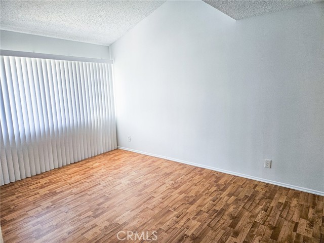 Detail Gallery Image 10 of 18 For 10566 Sunland Bld #1,  Sunland,  CA 91040 - 3 Beds | 2/1 Baths