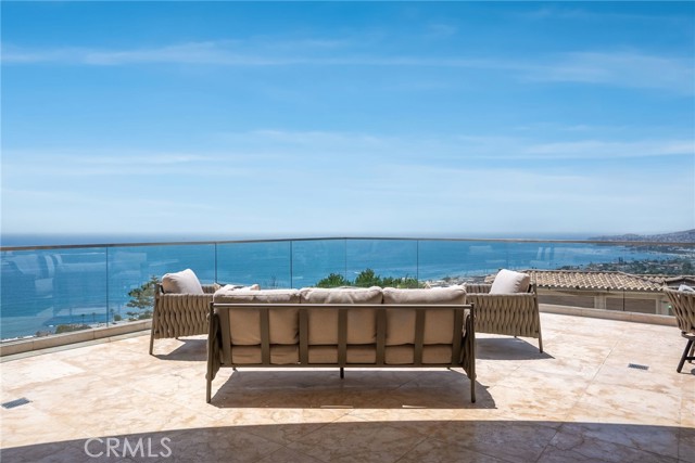 900 Gainsborough Drive, Laguna Beach CA: https://media.crmls.org/medias/c020b4b5-202f-4195-a080-6b4690abe9b4.jpg