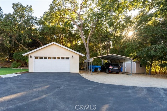 6205 San Anselmo Road, Atascadero CA: https://media.crmls.org/medias/c02131da-dea7-41bf-baec-6f1bd824401f.jpg