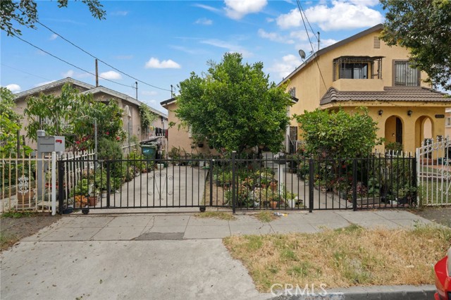9514 Juniper Street, Los Angeles CA: https://media.crmls.org/medias/c021bc25-47b4-4a3f-be3b-d9c8317459f0.jpg