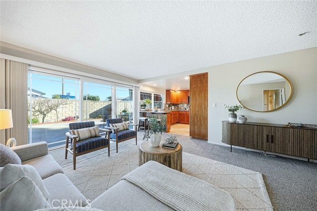 Detail Gallery Image 4 of 21 For 16362 Whittier Ln, Huntington Beach,  CA 92647 - 3 Beds | 2 Baths