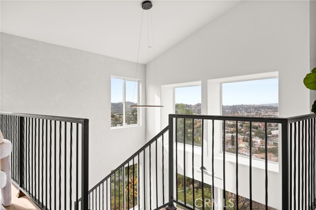 Detail Gallery Image 12 of 33 For 2385 Yorkshire Dr, Los Angeles,  CA 90065 - 3 Beds | 2/1 Baths