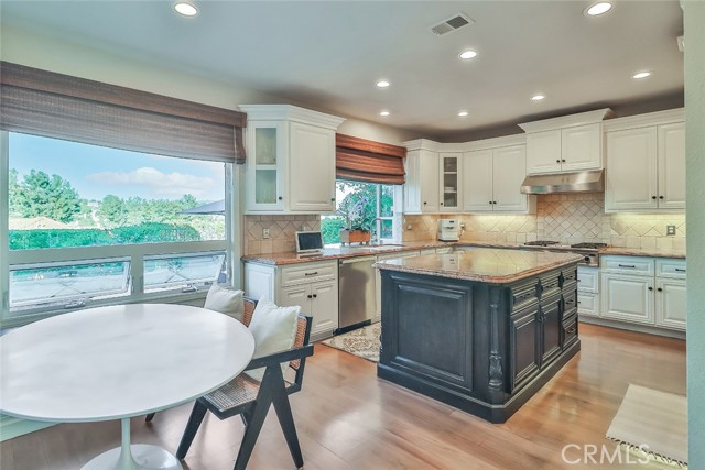 3220 Versaille Court, Thousand Oaks CA: https://media.crmls.org/medias/c02724c9-744a-4733-a81a-a237c53f91e0.jpg