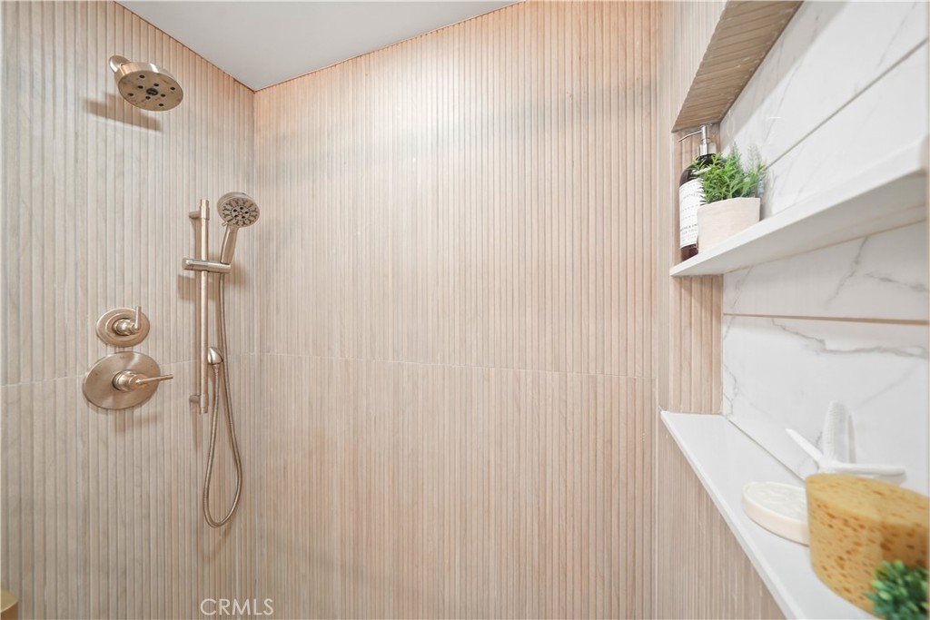 https://media.crmls.org/medias/c0272f9f-9d81-42c1-947f-00b54eb6d327.jpg?preset=X-Large