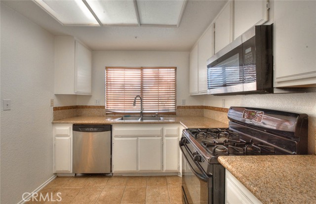 14319 Weeping Willow Lane, Fontana CA: https://media.crmls.org/medias/c02fe487-6be6-42db-8f3c-f7cf593dd4e2.jpg