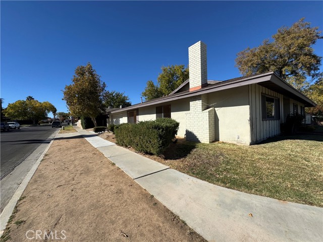 Detail Gallery Image 4 of 32 For 39643 Country Club Dr, Palmdale,  CA 93551 - 3 Beds | 2 Baths