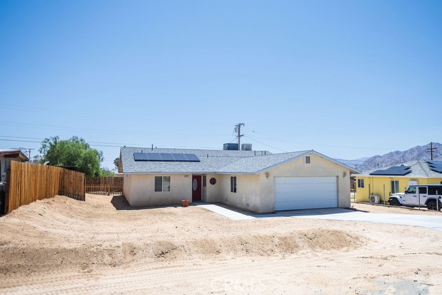 6025 Abronia Avenue, 29 Palms CA: https://media.crmls.org/medias/c031fbf7-3002-403f-bf0e-2349d6dc94be.jpg