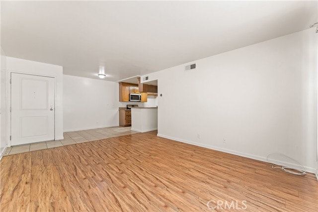 Detail Gallery Image 3 of 7 For 20327 Saticoy St #102,  Winnetka,  CA 91306 - 1 Beds | 1 Baths