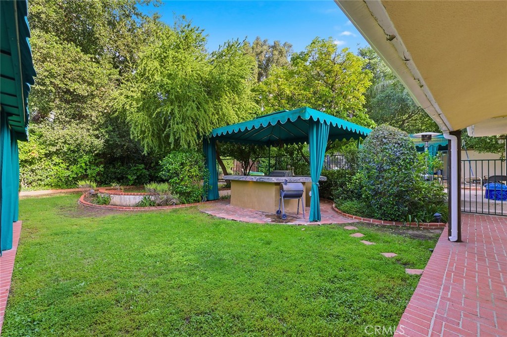 https://media.crmls.org/medias/c0343060-c684-4bc9-82f7-8c0bc09f429c.jpg?preset=X-Large