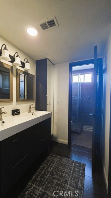 Detail Gallery Image 16 of 31 For 608 Hawthorne St #E,  Glendale,  CA 91204 - 4 Beds | 3/1 Baths