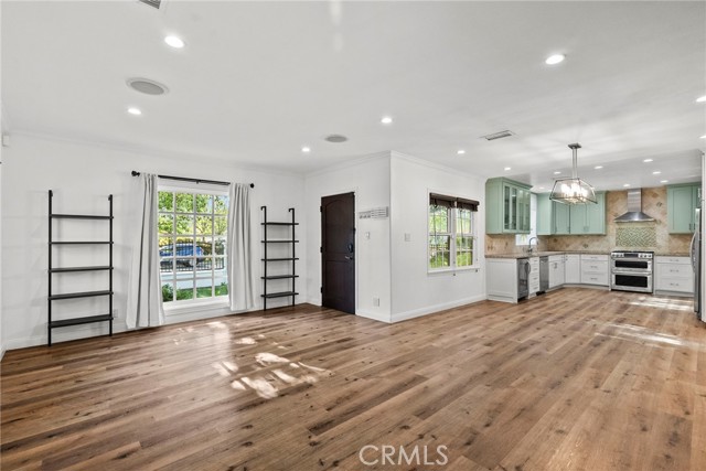 Detail Gallery Image 7 of 33 For 5752 Calhoun Ave, Sherman Oaks,  CA 91401 - 3 Beds | 2 Baths
