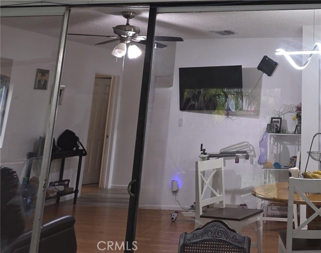 Detail Gallery Image 8 of 14 For 10251 Foster Rd, Downey,  CA 90242 - 4 Beds | 2 Baths