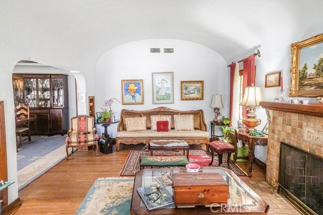 2270 E Orange Grove Boulevard, Pasadena CA: https://media.crmls.org/medias/c0392419-8f1b-4458-952c-4a0bcc3c07d0.jpg