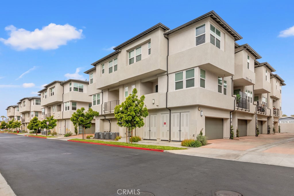 1707 W Bushell