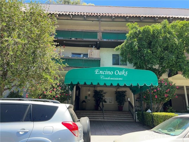 Detail Gallery Image 1 of 8 For 5460 White Oak Ave #G210,  Encino,  CA 91316 - 2 Beds | 2 Baths