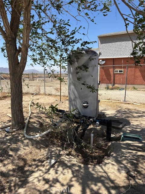 11690 Camp Rock Rd, Lucerne Valley CA: https://media.crmls.org/medias/c043b1ab-a514-4291-b350-e27db4269c99.jpg